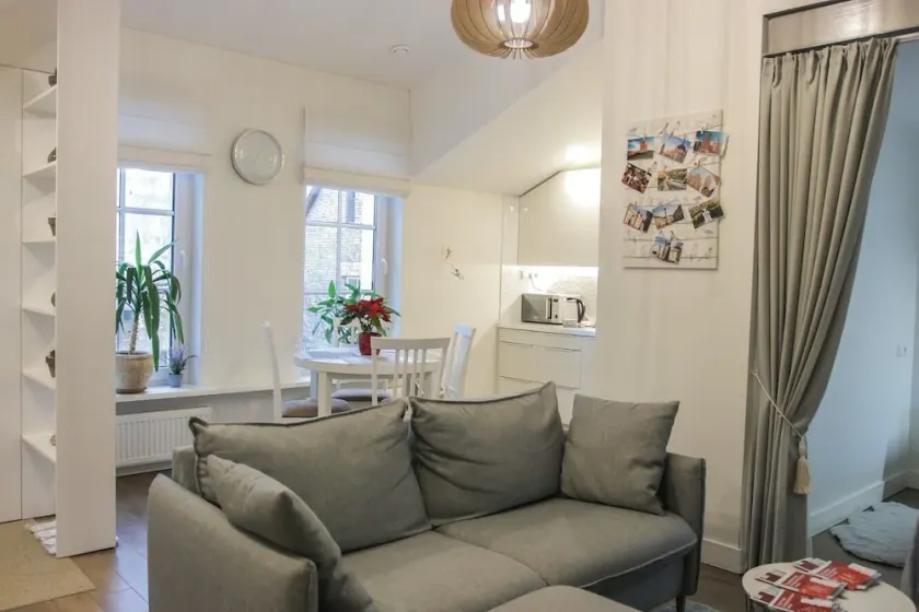 3 Bedroom Apartment with Fireplace in City Center - Image 1