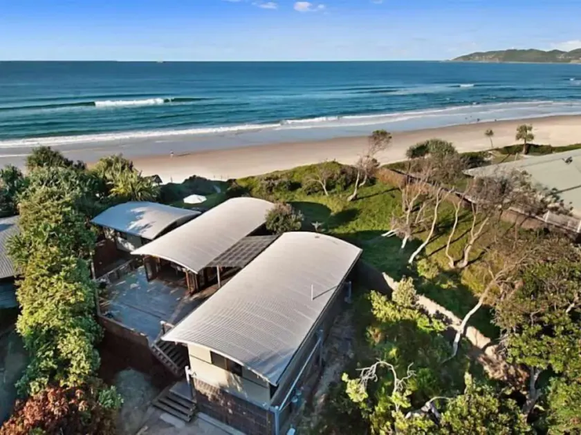 Beachfront Belongil Beach - Image 1