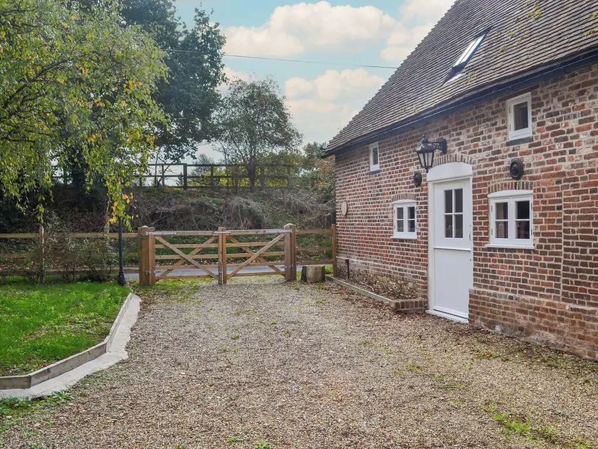 2 bedroom accommodation in Hothfield - Image 1