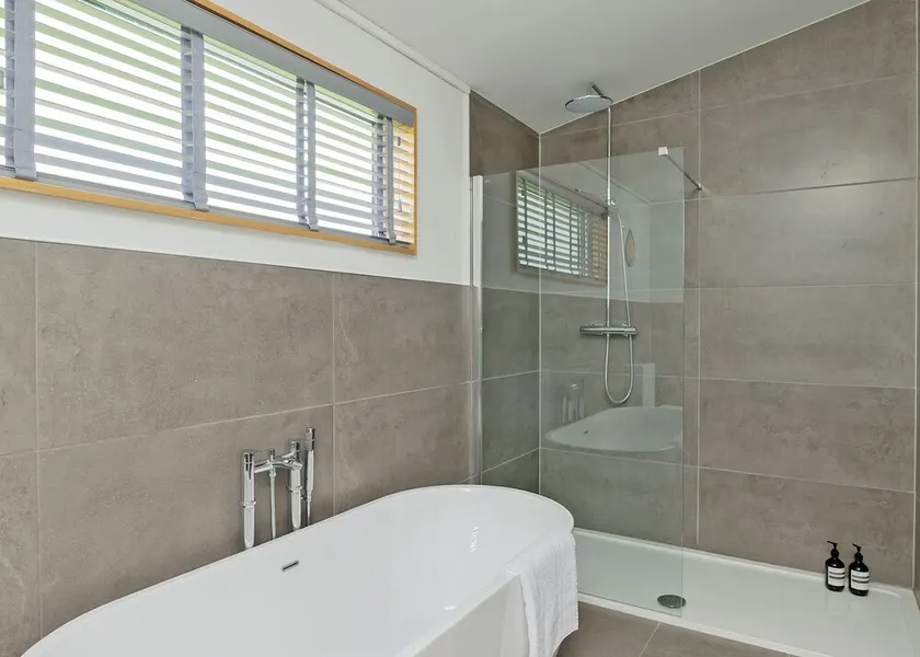 3 bedroom accommodation in Newbury - Image 1