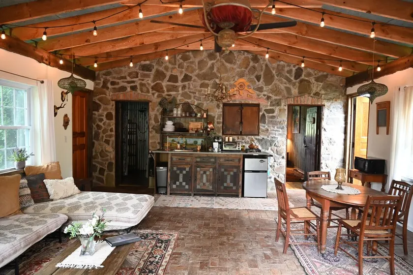 Scottland Yard Farm's - Upscale Rustic Garden House - Image 1