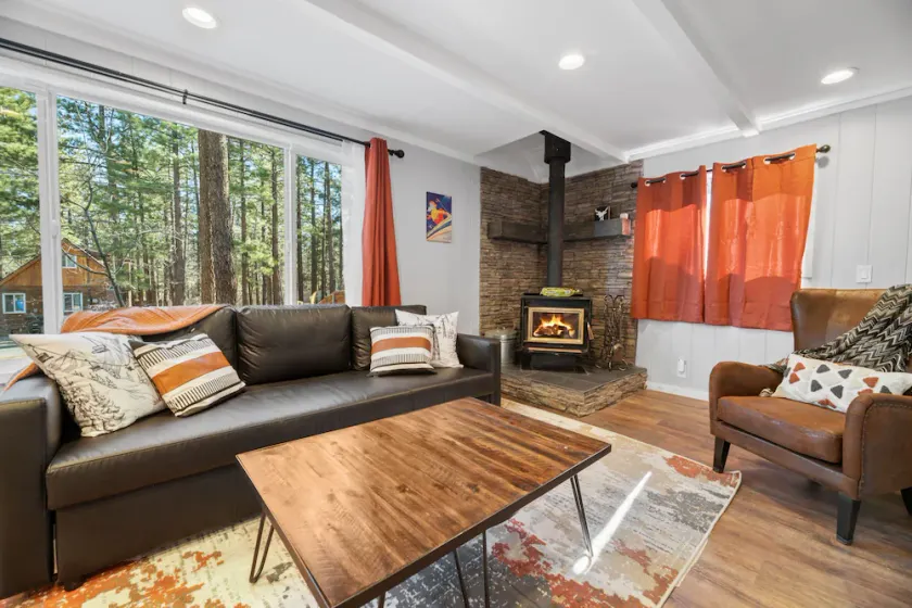 Vanderhut Chalet - Smart TV, BBQ, Fenced Yard - Image 1