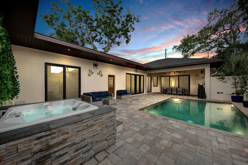 Contemporary, Downtown location, Pool, Spa & Sauna, very close to Beaches - Image 1