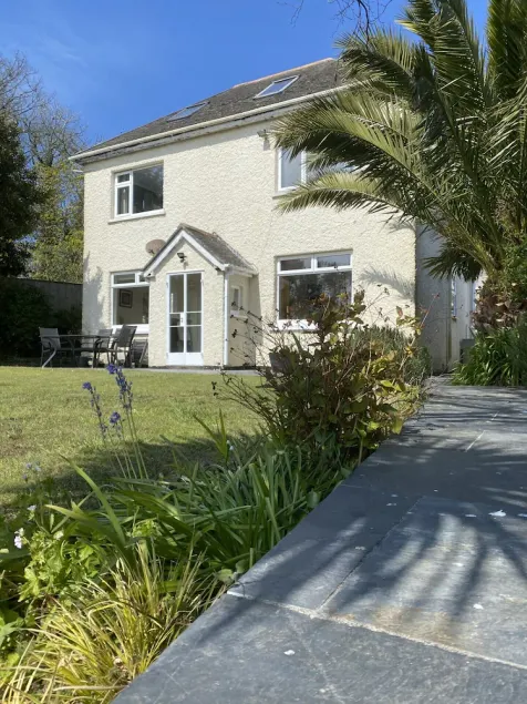 Detached 4-bedroom house close to beach and town with beautiful private garden. - Image 1