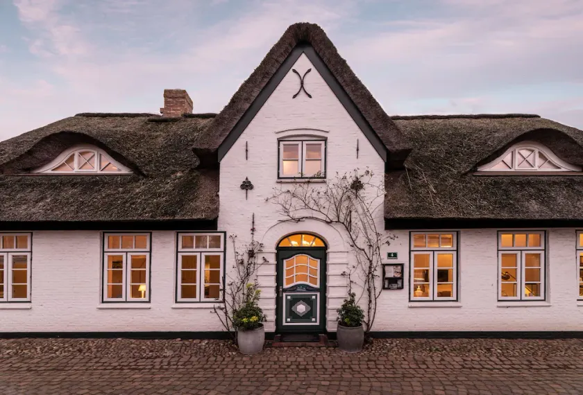 Stylish Retreat in Thatched House – Captain’s Wing in the Heart of Nieblum - Image 1