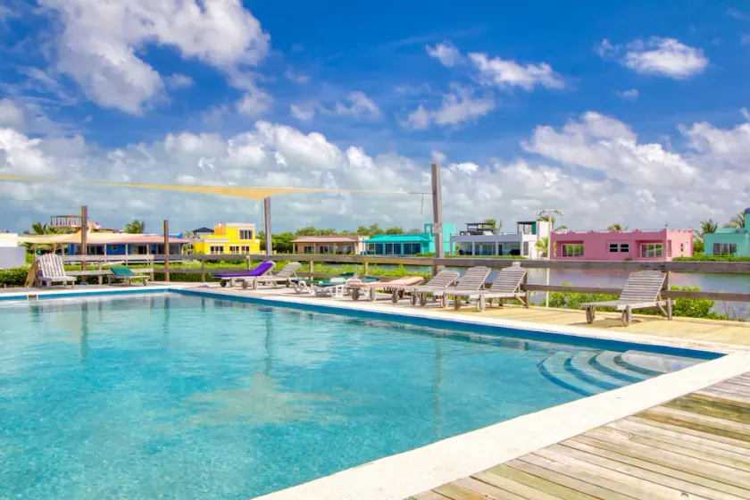 Apartment with WiFi, AC & shared outdoor pool - walk to the beach - Image 1