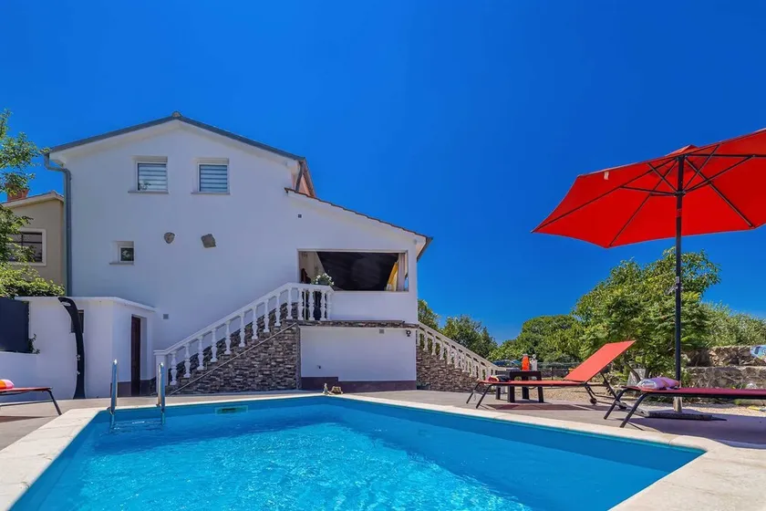 Hébergement adapté aux familles avec barbecue, terrasse et jardin | Vue piscine - Image 1