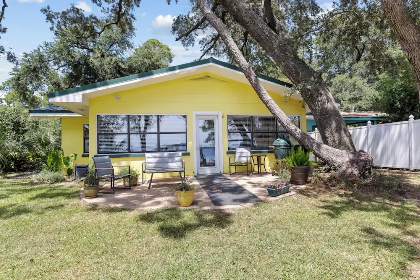 Take a look at \"The D Cottage\" on the Bay - Image 1