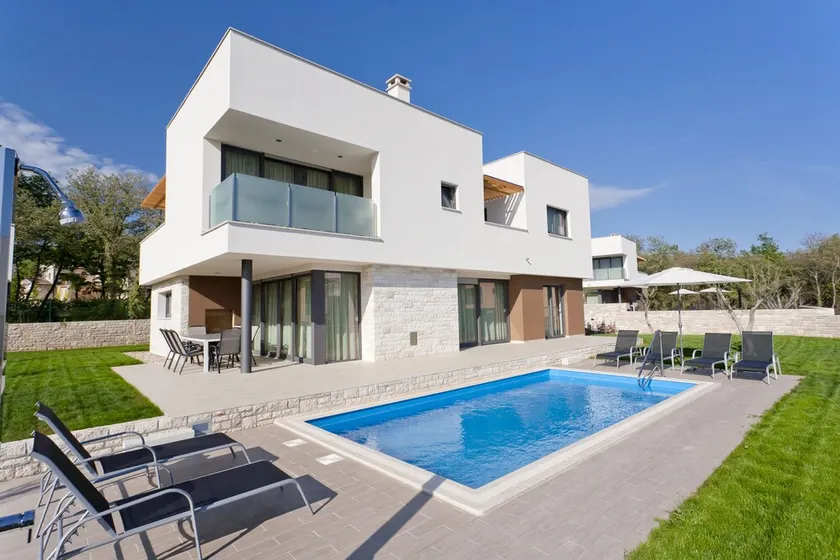 Villa with pool, in a quiet area, only 400 m from the beach - Image 1
