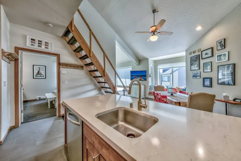 2Br loft Centrally Located Kirkwood Condo – Great Value - Image 1
