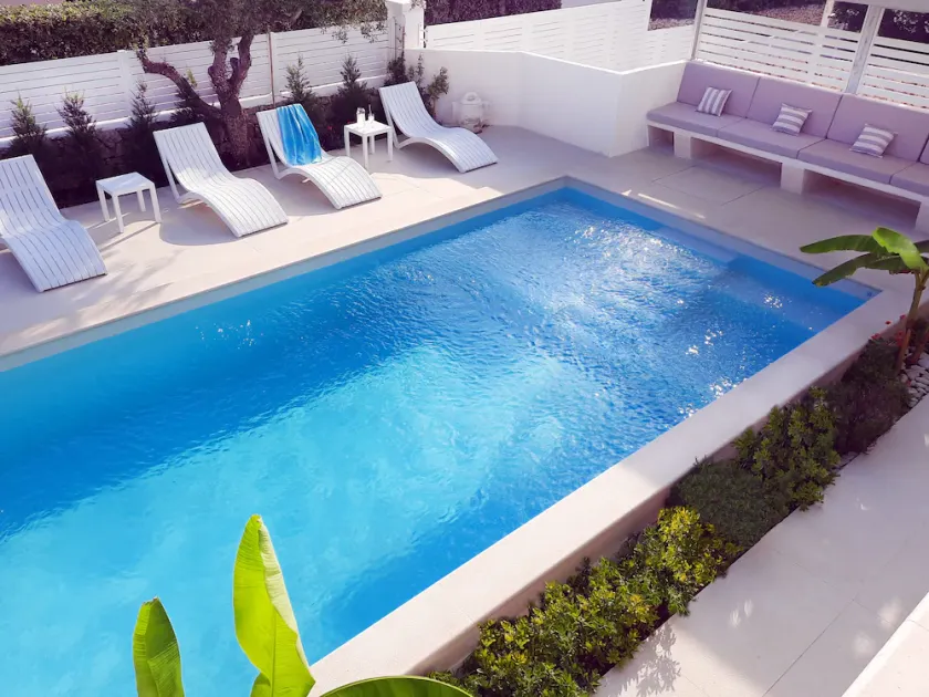 Apartment directly by the sea with a private pool, sea view & garden - Image 1