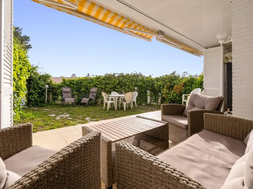 Apartment with private garden and pool 1km beach - Image 1