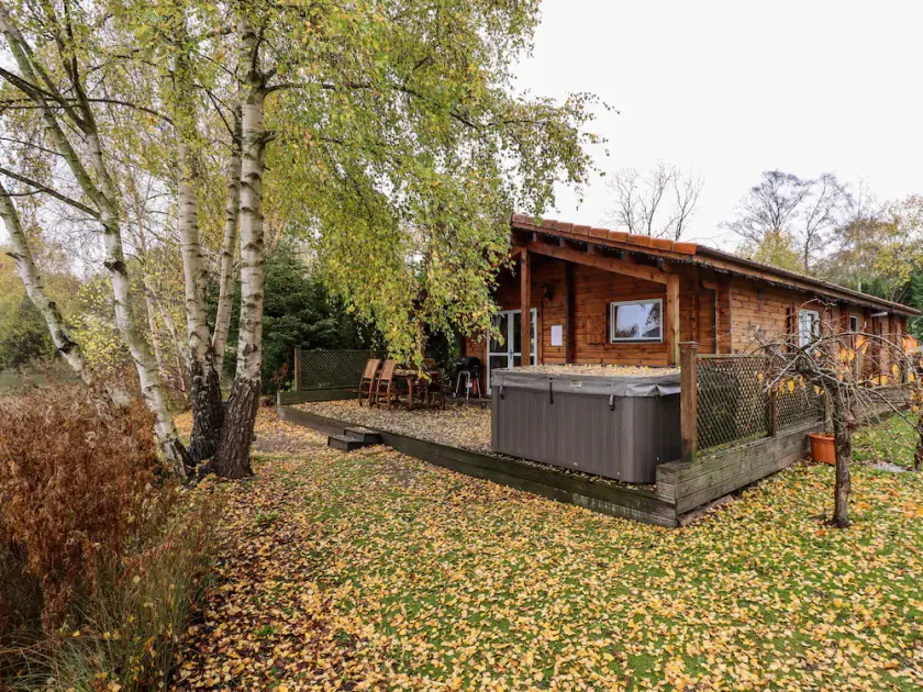 AVOCET LODGE, pet friendly in Tattershall Lakes Country Park - Image 1