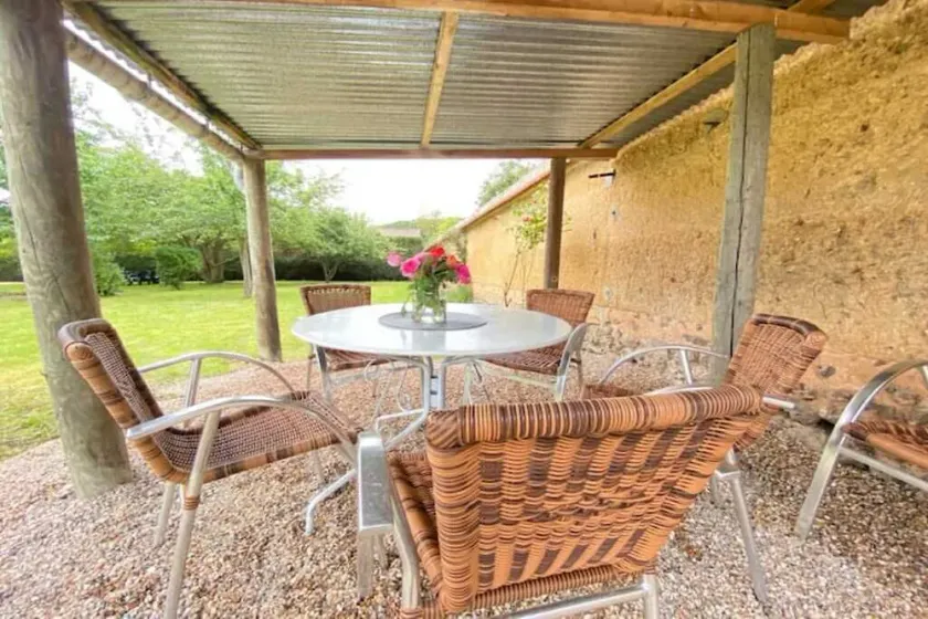 Cosy house with large garden - Image 1
