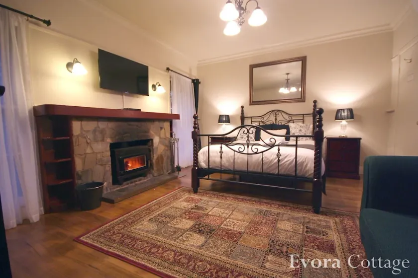 Evora Cottage with spa bath & wood fireplace - Image 1