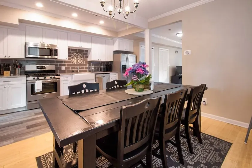 THE GRAY CORNER HOUSE BY GALLAUDET 3BR - Image 1