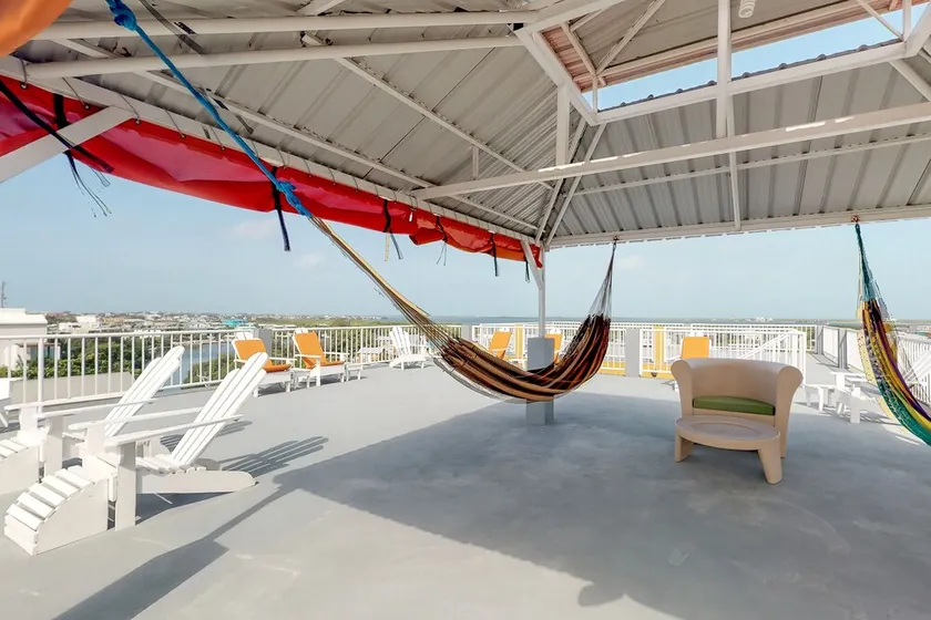 Charming apartment w/ amazing rooftop view, WiFi & partial AC - walk everywhere - Image 1