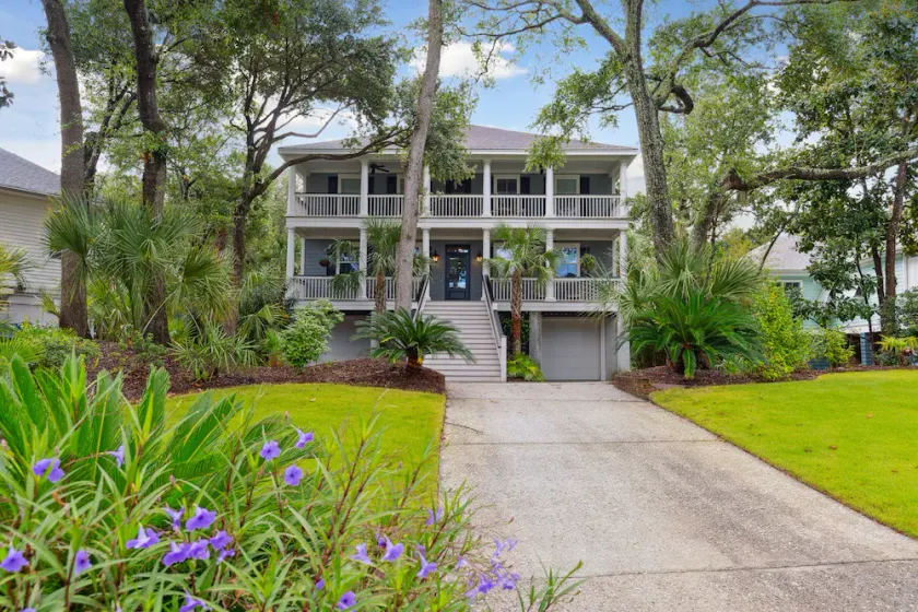 High-End Beach Home, Walking Distance to Beach & Close To Town - On The Half Shell! - Image 1