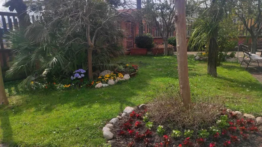BRIGHT APARTMENT IN VILLA WITH Garden and Private Parking - Image 1