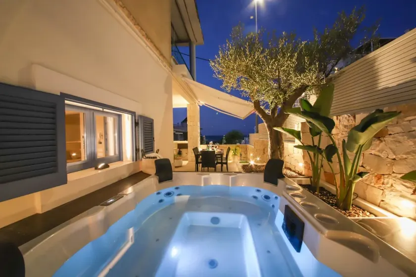 Donna Lucia Romantic Villa w/ jacuzzi Sea Front - Image 1