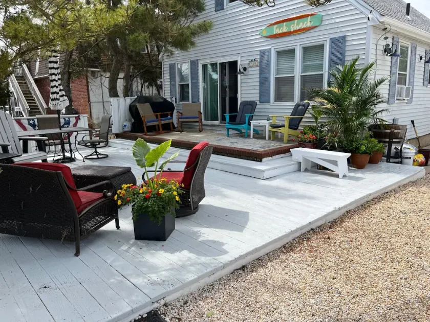 Ground Floor Beach Cottage, block from ocean, shops & restaurants  - Image 1