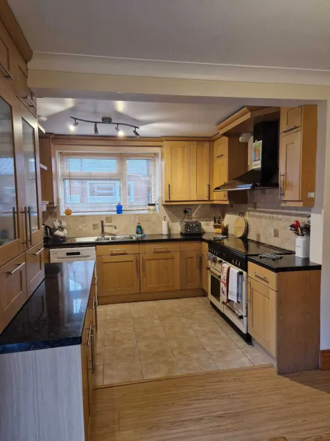 Hereford City - Goldcrest House - 4 Bedroom House With Parking, Located Very Close To City Centre & River Wye - Sleeps Up To 6 Guests - Hosted by RENTMYHOUSE - Image 1