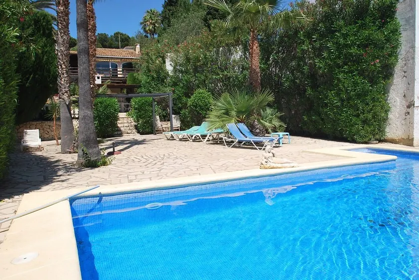Maison dans un quartier central avec piscine privée. - Image 1