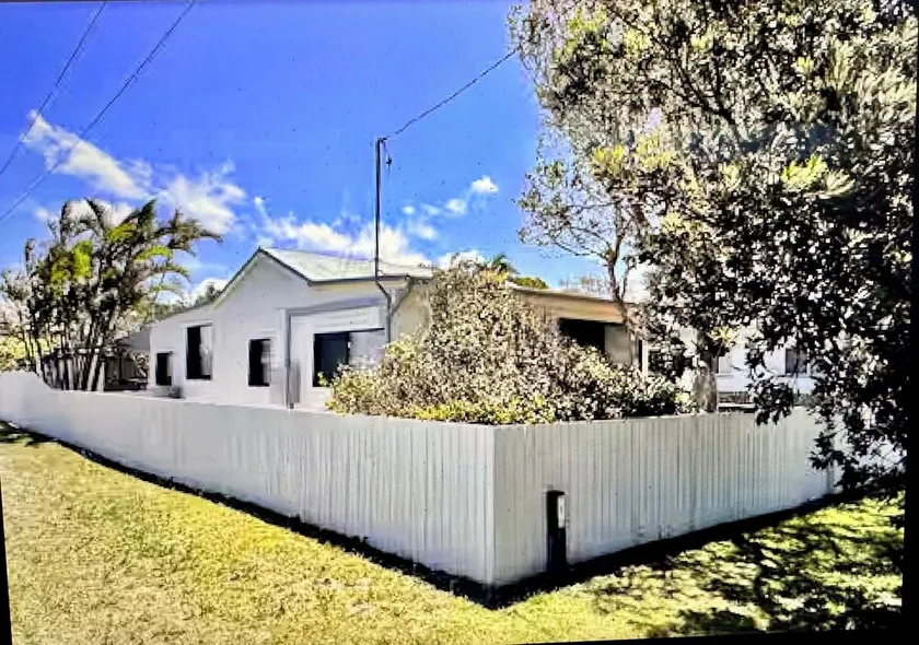 Beach front pet friendly modern family home - Image 1