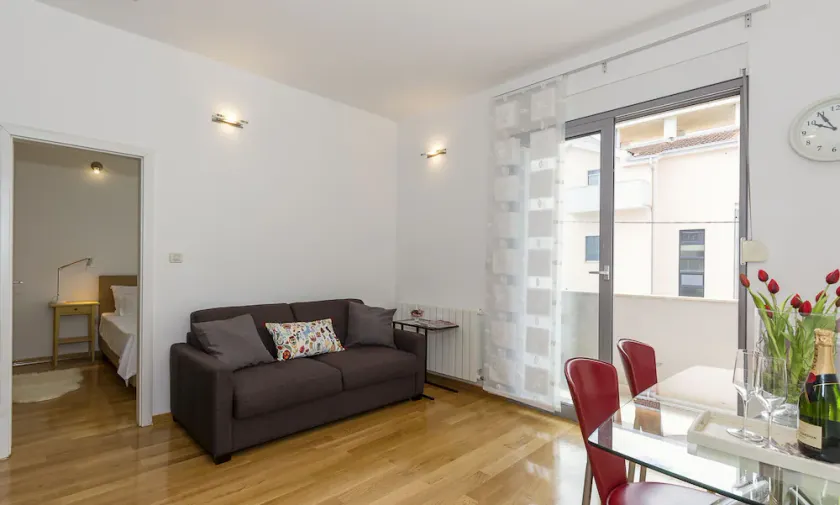 Enjoy a quite location in a private house , 10 minutes from the city center - Image 1