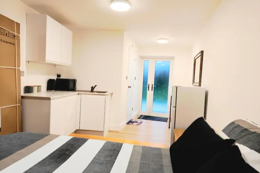 1 Bed House - Sleeps 2 - Garden Wifi Parking - Image 1