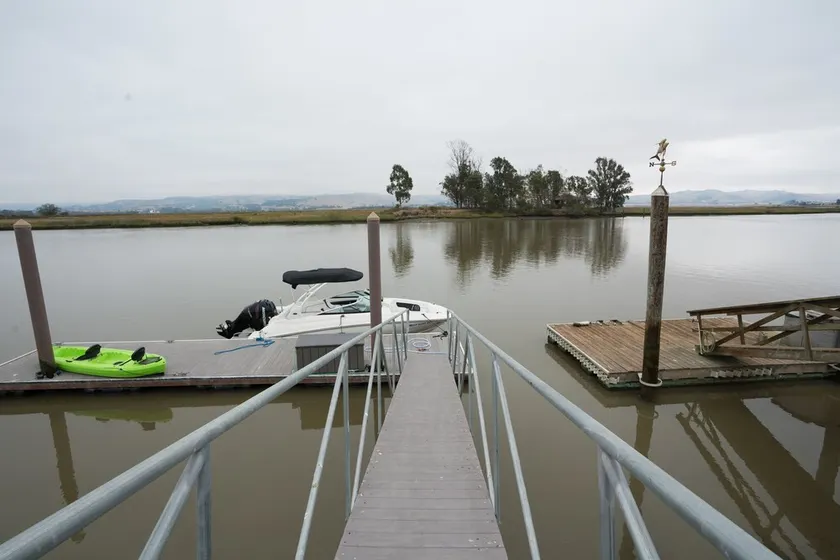Modern Cottage with Private Dock and large yard on Napa River - Image 1
