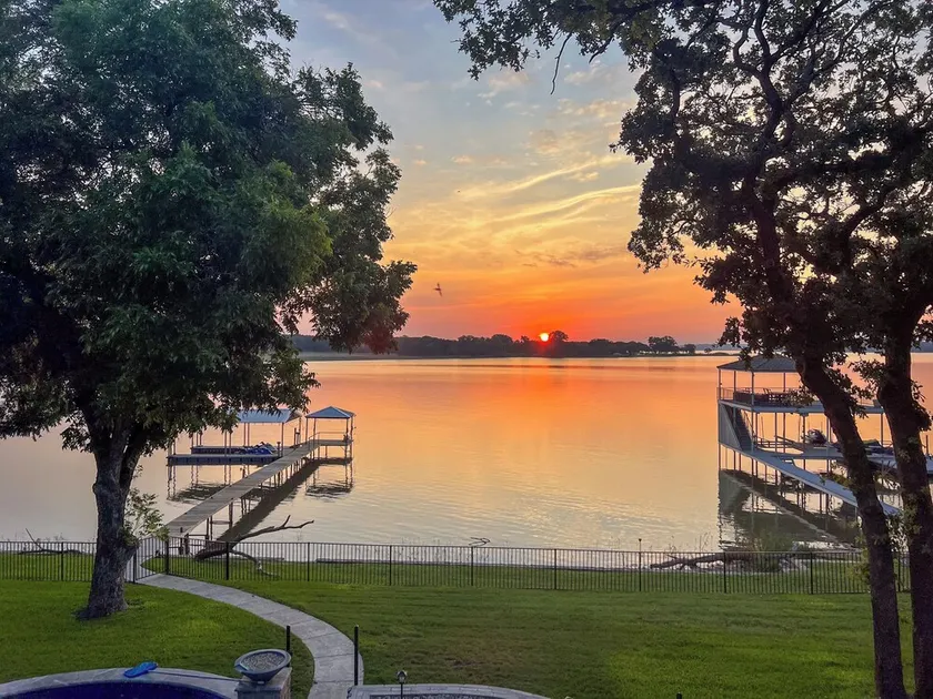 Family LAKEFRONT retreat on Eagle Mt. Lake, pool, game room, a sanctuary!! - Image 1