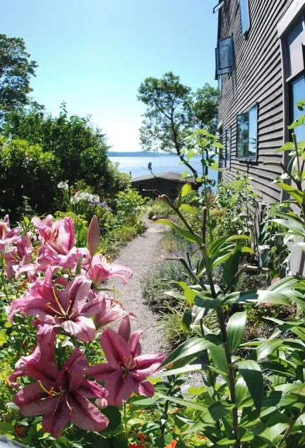 \"The Lookout\" patio avec vue privée, 2 pâtés de maisons de la plage, sans frais de nettoyage, pour 2 personnes - Image 1