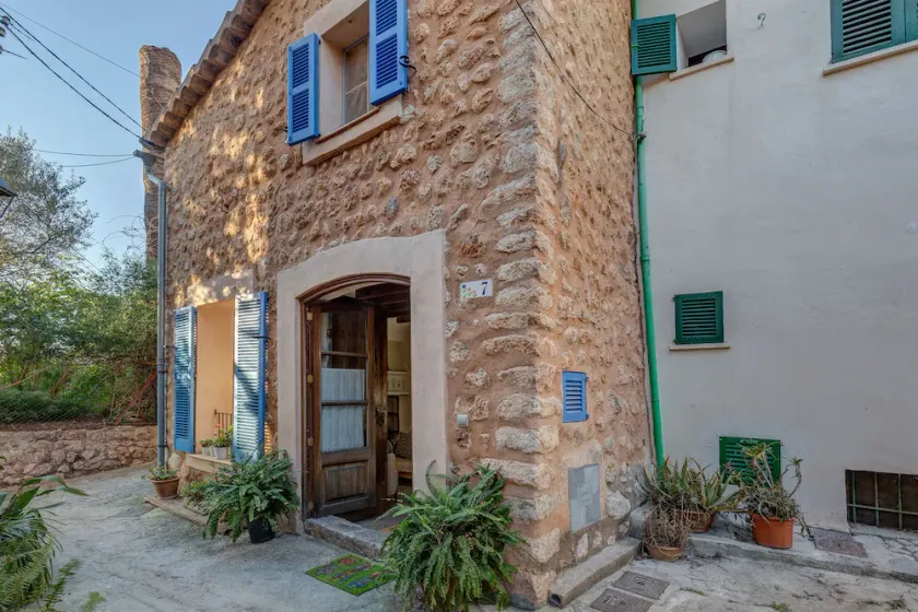 Cozy house with garden with stunning views, WIFI and A/C close to the centre - Image 1