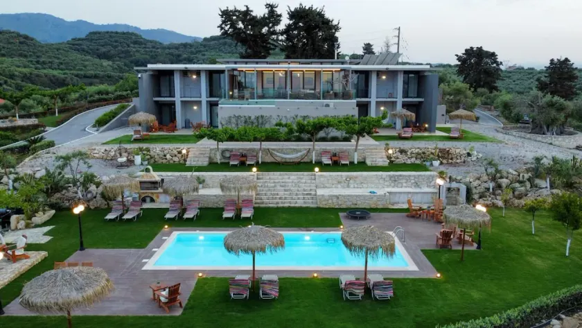 Exclusive 9 bedrooms | heated pool - Image 1