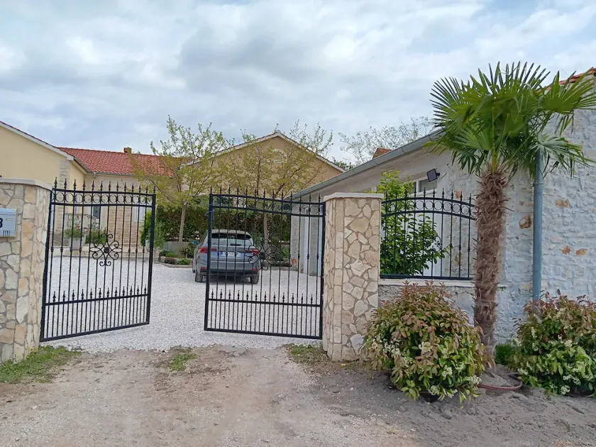Home in Serene Village-Vineyards Views-Central To All Attractions-Highway - Image 1