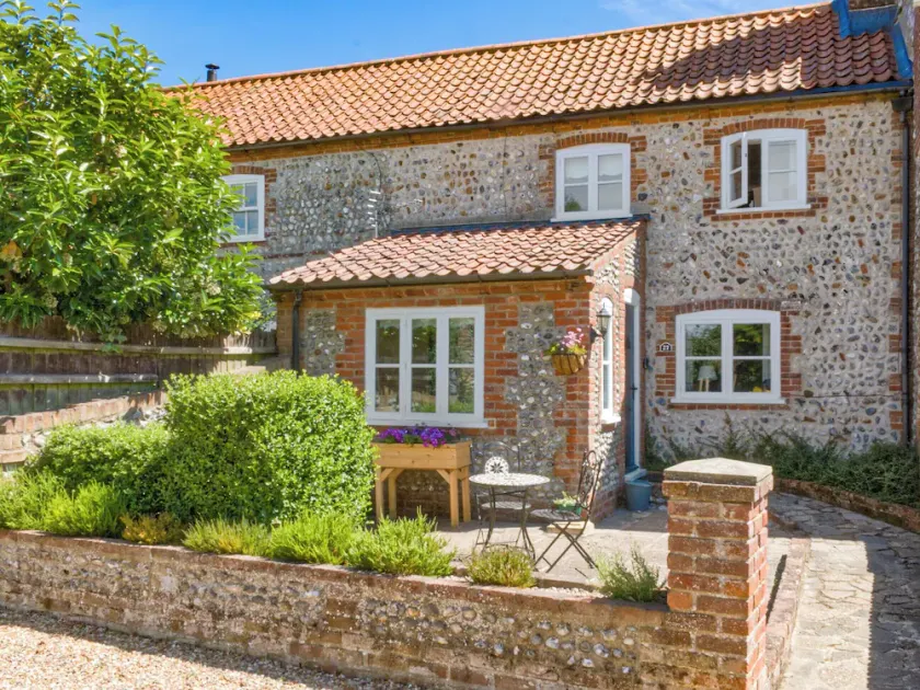 A lovely traditional Norfolk flint cottage in a great location. - Image 1