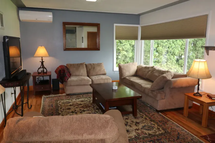 Sweet 3 Bedroom, Walk to Main St! - Image 1