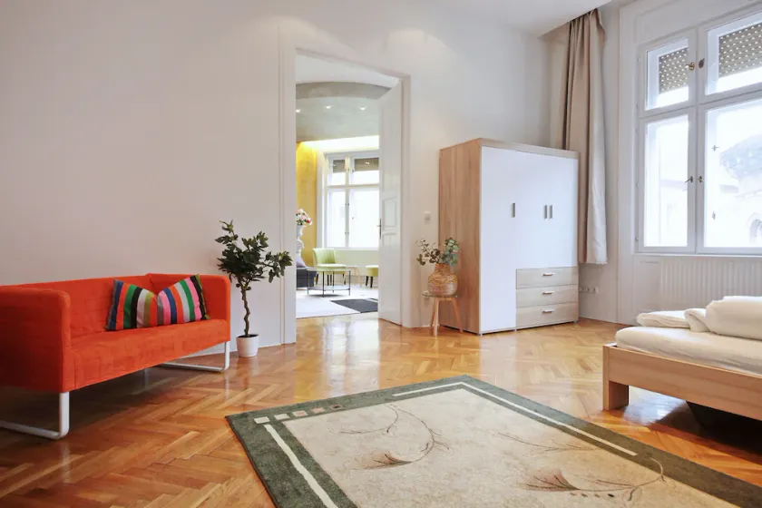 Unique and central apartment in a quiet side street - Image 1