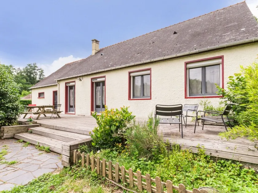 Spacious Ground-Level Home with Large Yard, Terrace, WiFi, and Game Amenities in Malville - Image 1