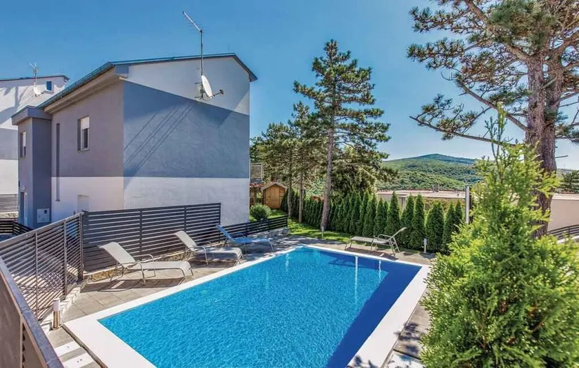 Holiday home with swimming pool and beautiful garden - Image 1