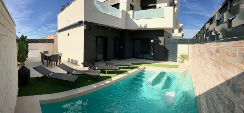Storslået moderne villa med privat opvarmet jacuzzi pool med udsigt over bjergene - Image 1