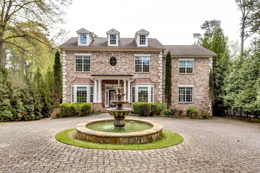 Buckhead fenced N Gated Ensuited 6BD,8bath Estate, 5mins to shopping.Sleeps 12  - Image 1