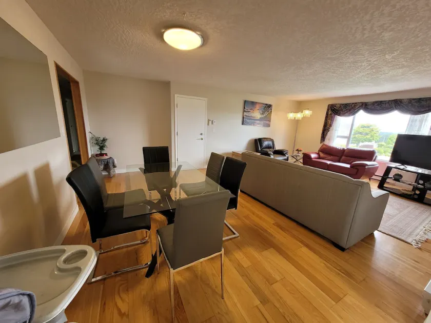 Spacious 2-bedroom Suite with parking and AC - Image 1