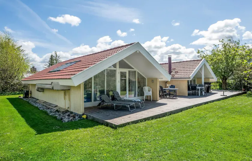 Nice home in Dronningmølle with sauna - Image 1