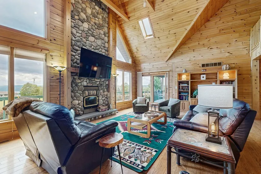 Beautiful lake view home with decks, grill, soaking tub & fireplace - Image 1