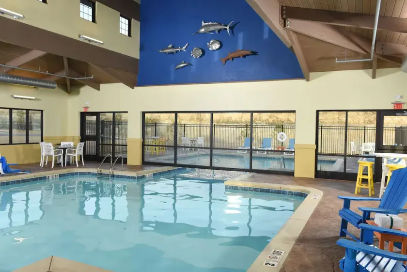 Unwind in Style: Spacious Suites & Relaxing Poolside Retreat | 4 Units - Image 1