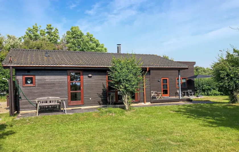 Awesome home in Humble with kitchen - Image 1