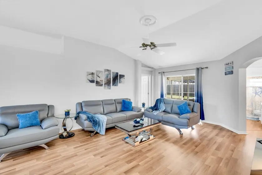 Beautiful home. Free parking, hot tub, laundry, 2 king beds, great for families. - Image 1