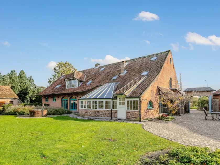 Country house with garden for families - Image 1
